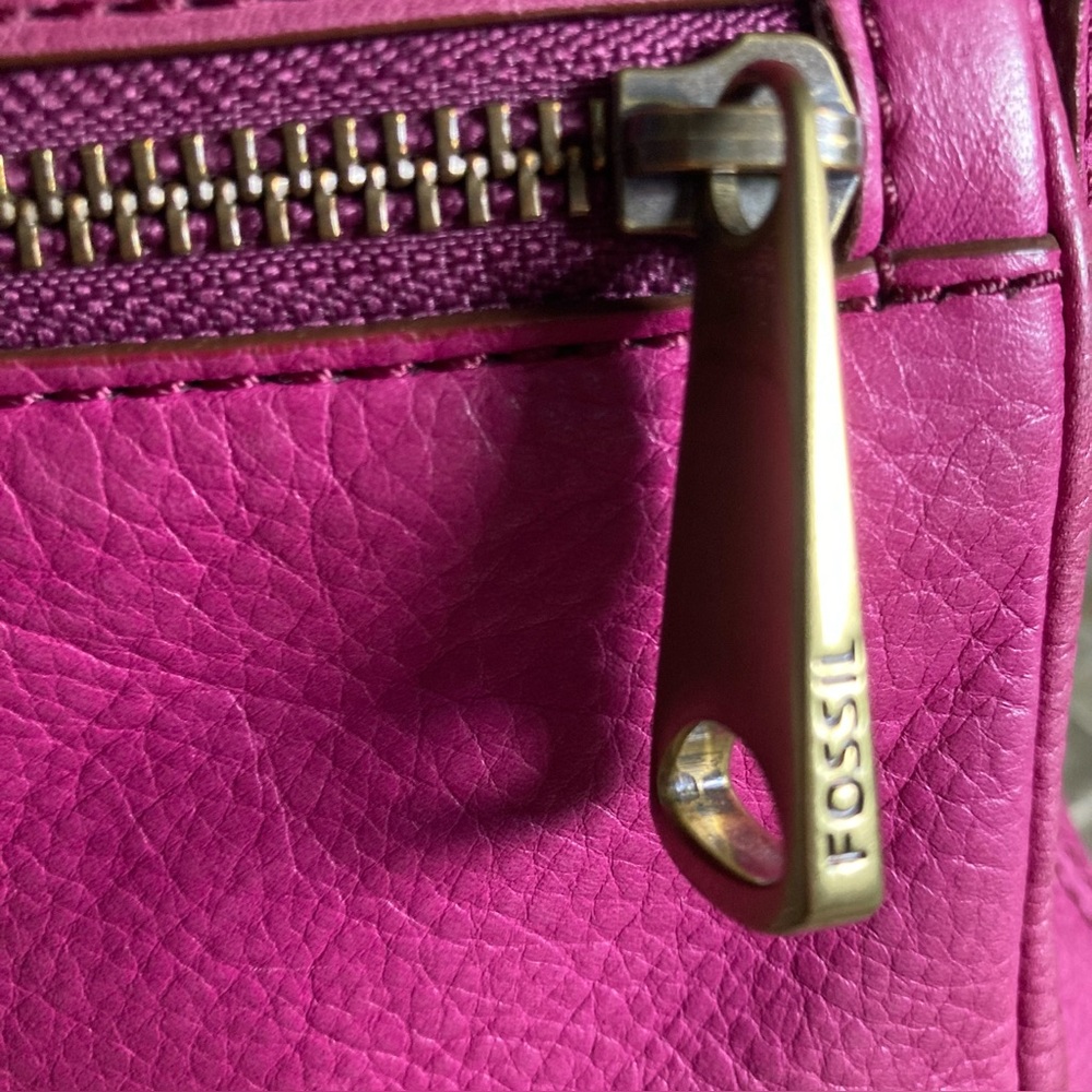 Fossil ‘Explorer’ cow-hide leather crossbody in ‘fuchsia’ - Picture 6 of 15